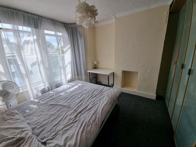 A cosy double room with a massive wardrobe  Main Photo