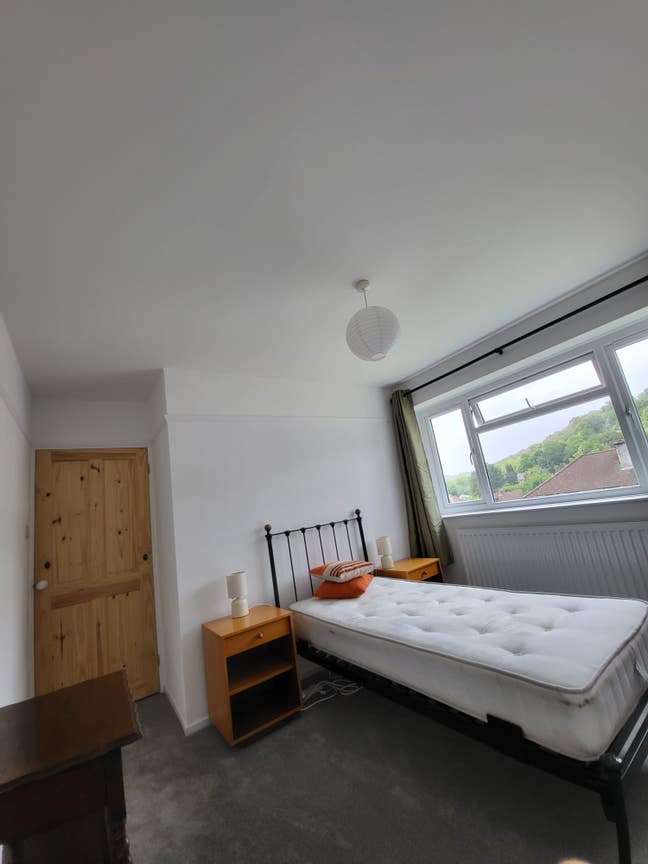 Double room to rent in newly refurbished house. Main Photo