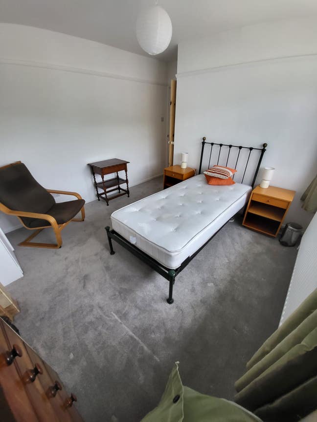 Double room to rent in newly refurbished house. Main Photo