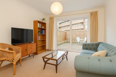 🏡 Bright 1-Bed Flat with Private Garden Main Photo