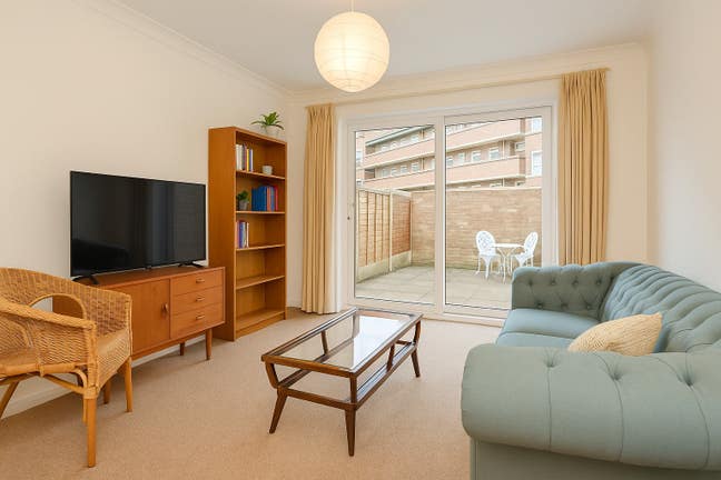 🏡 Bright 1/2Bed Flat with Private Garden Main Photo