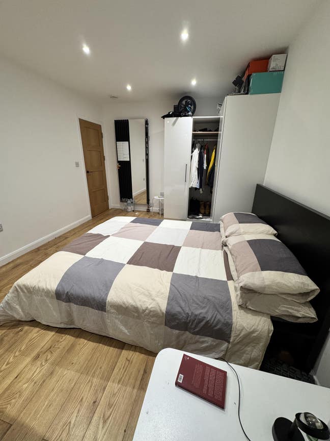Large room with ensuite in modern flat  Main Photo