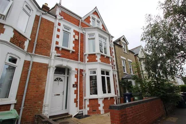 Room for rent on Divinity Road! Main Photo