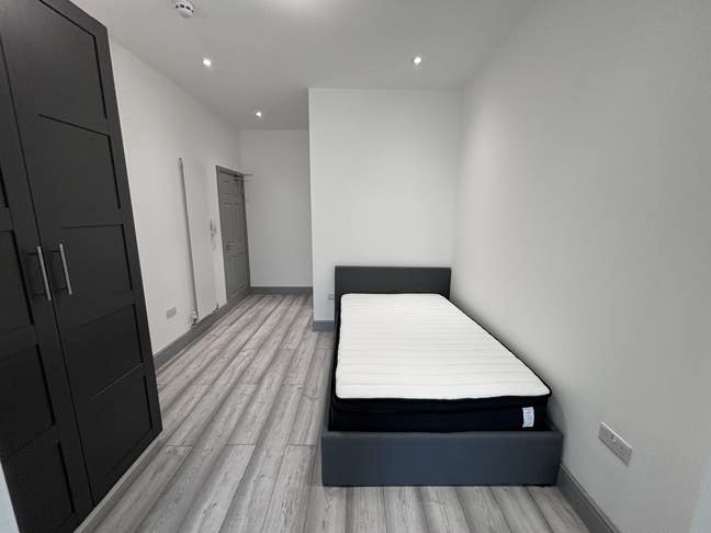 Nearly new en-suite near Harrow& Wealdstone Main Photo