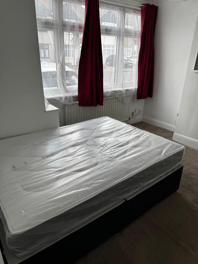 Spacious Double Bedrooms for Rent – IG6 Main Photo