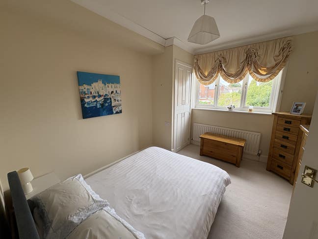 Lovely room in a beautiful home Main Photo
