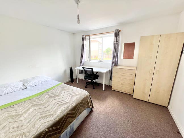 X5  Rooms- E16 - Avaialble Soon - Garden + Living  Main Photo