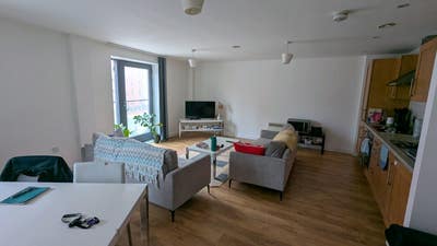Double room in a super spacious 2 bedroom flat  Main Photo