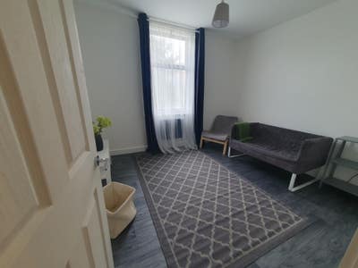 Newly decorated, bright and airy flat Main Photo