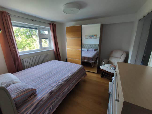 Luxury Ensuite in a Clean and Quiet House Main Photo