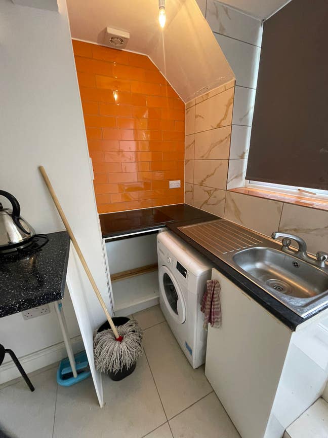 Large Studio Available Commercial Road! Main Photo