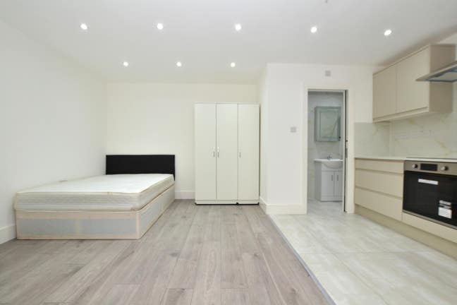 🌟 Self-Contained Studio – Heart of Isleworth TW7 Main Photo