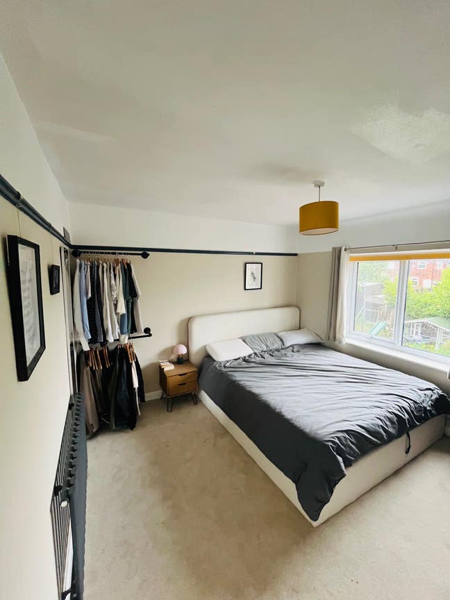 Spacious room in a quite spacious house  Main Photo