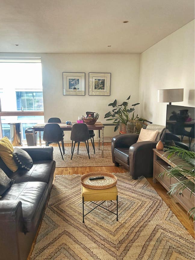 Room for Rent – Spacious 2-Bed Flat near Old  Main Photo