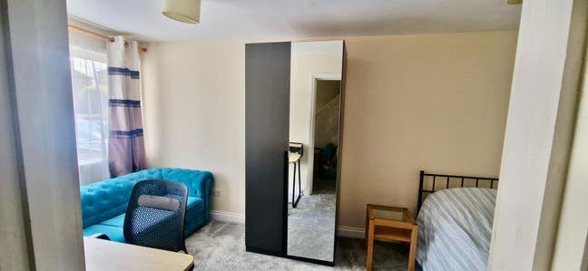 Spacious Double Bedroom availabe until End of Nov Main Photo