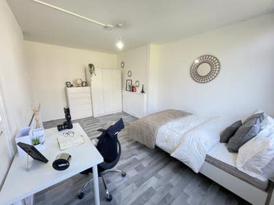 🏡 3 Available Rooms – Tower Bridge Area 🏡  Main Photo
