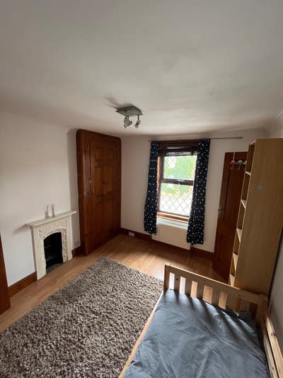 Double room to let for working professional Main Photo