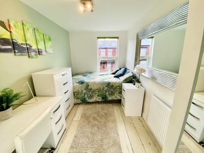 REDUCED  double room Fallowfield House Main Photo