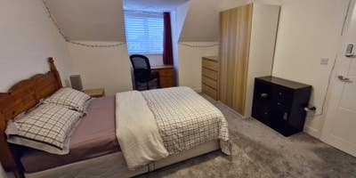 Spacious room in Brockworth to let Mon-Fri Main Photo