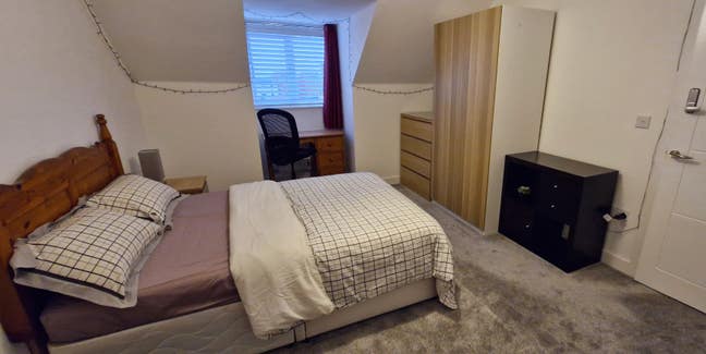 Spacious room in Brockworth to let Mon-Fri Main Photo
