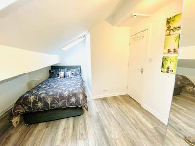 Double room, Refurbished 5 bed, Fallowfield Main Photo