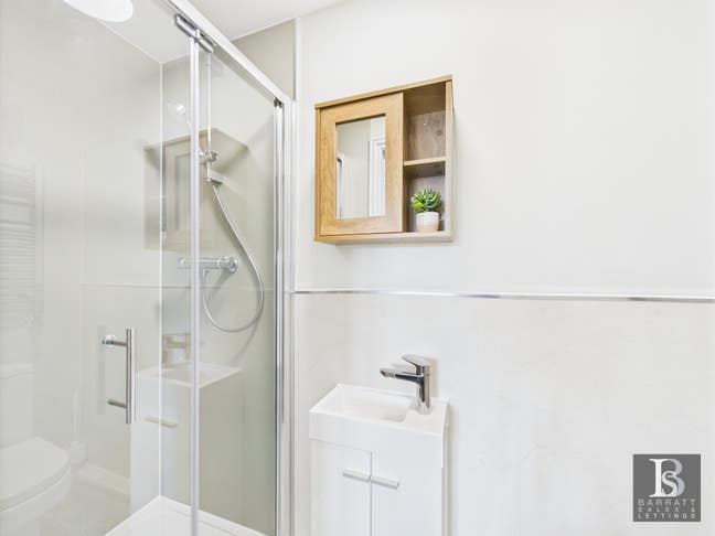 Stunning Double En-suite - Kitchen shared by two Main Photo