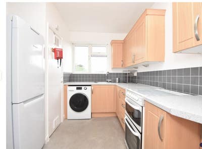 2 Double Bedroom Flat in Burnhurts - End of Jul Main Photo