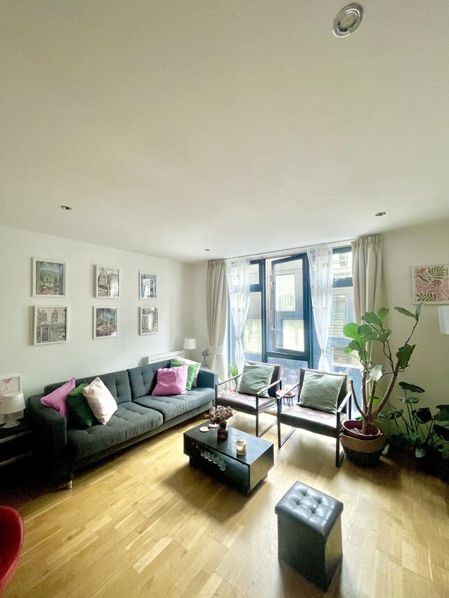 Room in modern 2-bed in Central London (N1) Main Photo