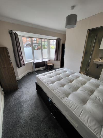 Large Ensuite  Double Bedroom Town Centre Windsor Main Photo