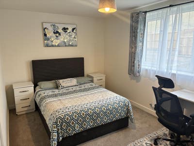 Bright Double Room w/En-Suite | HD2 | Huddersfield Main Photo