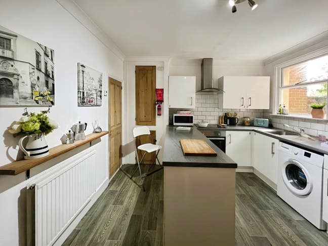 Lovely double in 3-bedroom home Main Photo