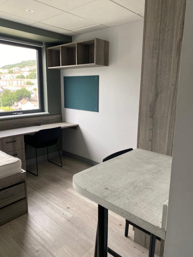 Spacious studio at Crown Place at discounted rate! Main Photo