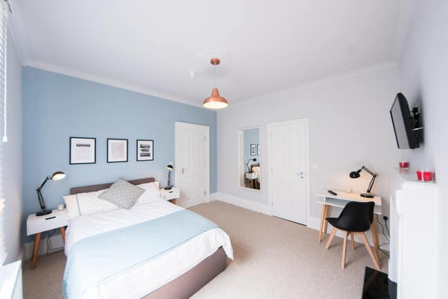 Beautiful home - Walking distance to Town Centre Main Photo