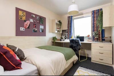 Summer Short Let – Ensuite at The Plaza LS2 Main Photo