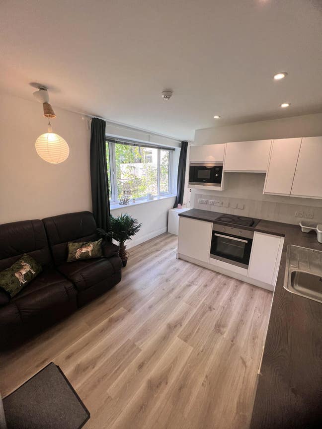 Studio in town centre  Main Photo