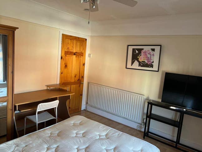 Double room behind Reading Train Station  Main Photo