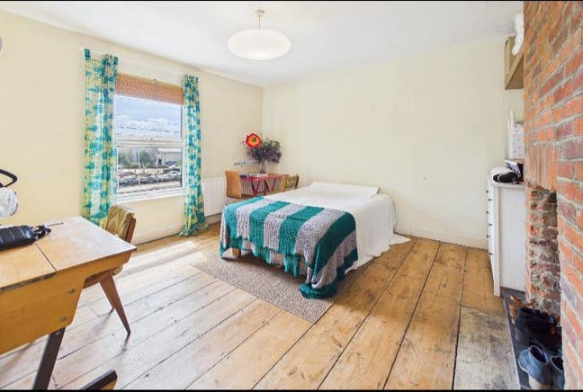 Very large room, 10mins walk to town centre. Main Photo