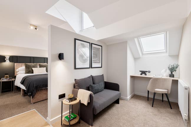 Stylish Studio and Ensuite in the Heart of Bury Main Photo