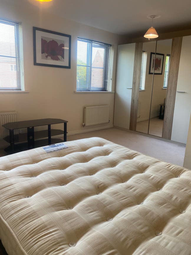 Super Large double room  refurbished available now Main Photo