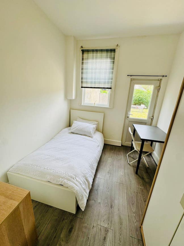 Spacious Furnished Room - Bills included  Main Photo