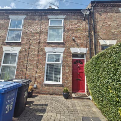 Charming 2-Bedroom Terraced Home to Let Main Photo