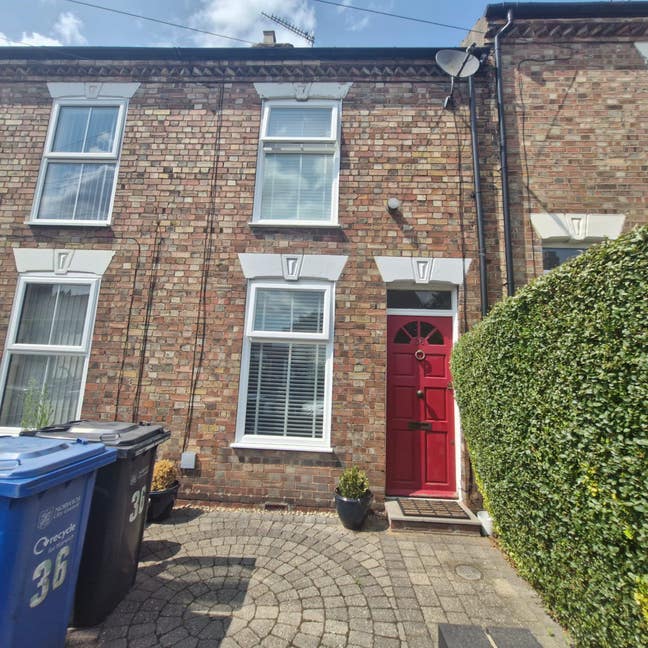 Charming 2-Bedroom Terraced Home to Let Main Photo