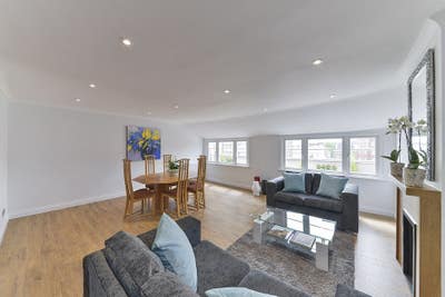 Beautiful flat filled with light Main Photo