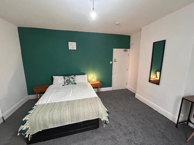 Fab rooms opposite the train station!! :)  Main Photo