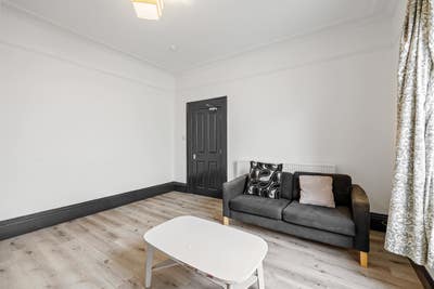 Ensuite Property on Furzehill Road  Main Photo