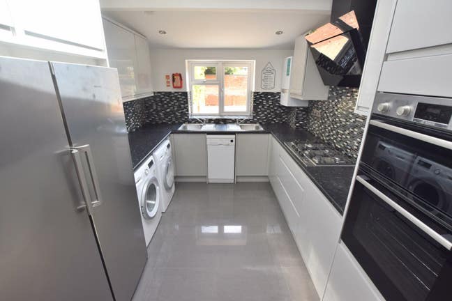 7 En-Suite Rooms Available - Palmer Park Avenue Main Photo