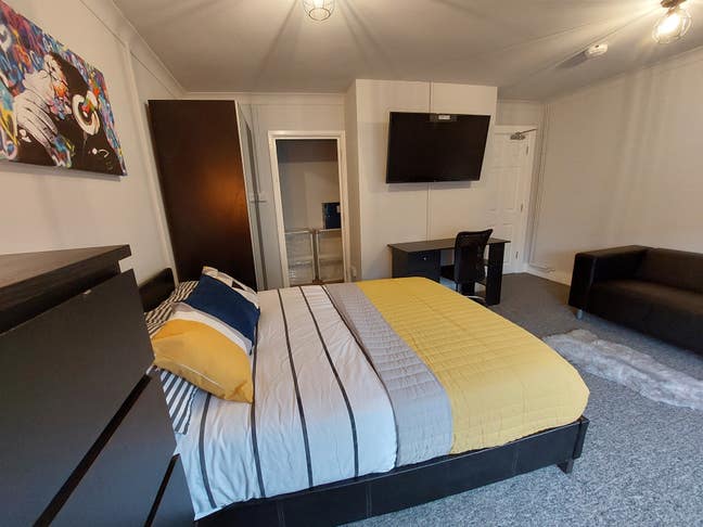 Couples Room - Close to Royal Surrey GU2 8Lu   Main Photo