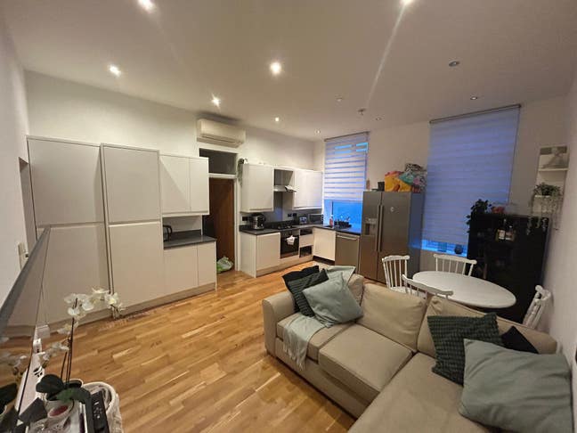 Room available - with walk in wardrobe.   Main Photo
