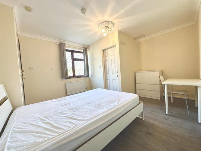 Ensuite Available in Sutton Main Photo