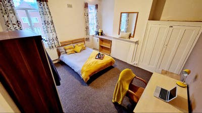 Spacious Double Room 🛏️ Near Train Bus Station🚉 Main Photo